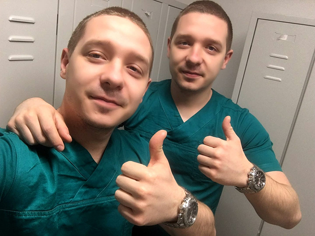 Исти у заштитној опреми, гледају смрти у очи, а боре се за животе људи: Близанци из Смедерева прва линија одбране од вируса корона